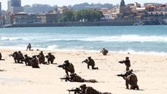 Exhibici�n en la playa de San Lorenzo con motivo del D�a de las Fuerzas Armadas
