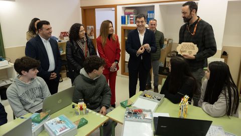 l conselleiro de Educaci�n, Rom�n Rodr�guez, visit� el CPI Cabo da Area de Laxe