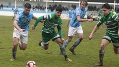 Nacho golpea el esf�rico ante dos jugadores del Paiosaco.