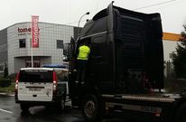 Un agente de la Guardia Civil de Tr�fico inspecciona un cami�n en el Pol�gono de O Ceao. 