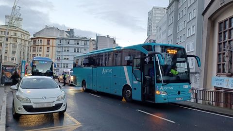 Autob�s averiado en Juan Fl�rez