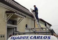 Algunos obreros aprovecharon los claros de ayer para encaramarse a los tejados. 