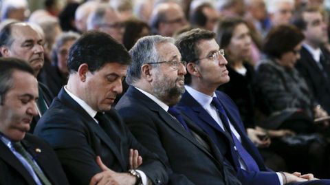 Jos� Ram�n G�mez Besteiro, L�pez Orozco y Alberto N��ez Feij�o compartieron banco durante la ceremonia