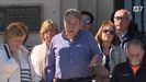Joaquín Muñiz, hermano de Miguel Ángel Muñiz y tío de Pablo Muñiz, durante el minuto de silencio frente al Ayuntamiento de Ribera de Arriba