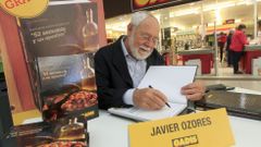 Javier Ozores firmando su libro en el Gadis de O Inferni�o