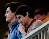 H�ctor C�sar (izquierda) junto a su hermano Augusto, �nico empleado de una filial del Deportivo.