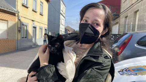 Patricia, ayer tras recuperar a su mascota.