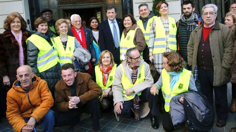 El padre �ngel y Javier Fern�ndez, rodeados de integrantes de Mensajeros por la Paz, en Madrid.El padre �ngel y Javier Fern�ndez, rodeados de integrantes de Mensajeros por la Paz, en Madrid