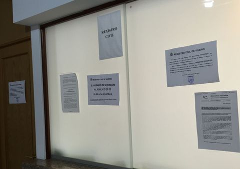 Varios letreros avisan de que el Registro Civil est� cerrado. 