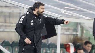 Romo se&ntilde;alando al frente durante el &uacute;ltimo partido frente al Cacere&ntilde;o en A Malata.