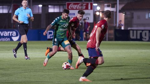 Tiago, nmero 6 del Arenteiro, con el baln en Tajonar.