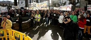 <span lang= es-es >A favor</span>. El pasado d�a 11 de noviembre, centenares de personas se manifestaban en la plaza de Tapia a favor del proyecto de Asturgold, convocados por la plataforma Mina ya, Trabajo si.