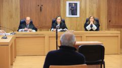 El acusado (de espaldas), esta ma�ana frente al tribunal en Lugo