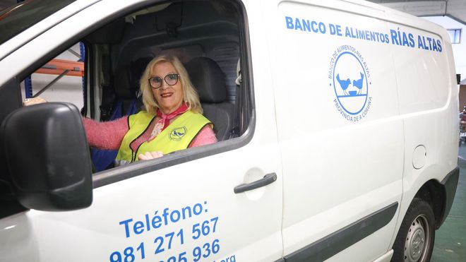 Mari, este viernes en la furgoneta del Banco de Alimentos con la que recoge las donaciones.