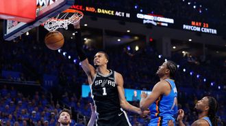 Wembanyama haciendo un mate contra los Oklahoma City Thunder