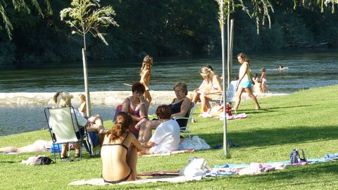Baistas en la playa fluvial de San Clodio de Ribas de Sil, en una imagen de archivo