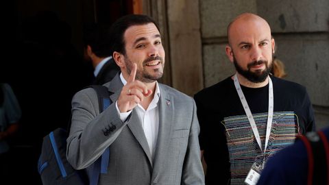 Alberto Garz�n, coordinador federal de Izquierda Unida, a la salida del hemiciclo.