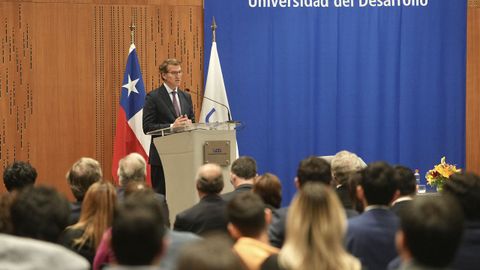 Alberto Nez Feijoo durante su visita a Chile.