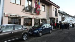 Los vecinos de Villaman�n premiados con el Gordo�se re�nen para debatir qu� hacer con las participaciones no respaldadas con d�cimos en una imagen de archivo.