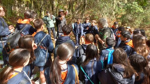 Un momento de la jornada en la que los alumnos pudieron conocer las distintas especies de flora y fauna de la fraga