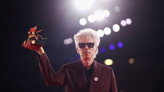 El cineasta estadounidense Jim Jarmusch festeja el Len de Oro de la 82. Mostra tras recibir la estatuilla de manos del periodista Pietrangelo Buttafuoco, presidente de la Fundacin Bienal de Venecia, por su pelcula Father Mother Sister Brother.