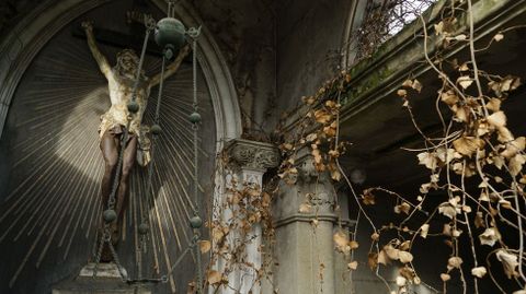 La humedad destruye panteones singulares del cementerio ourensano de San Francisco, declarado BIC