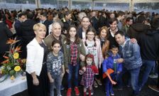 La familia propietaria de la cafeter�a Preludio de Santa Cruz celebr� el 40.� aniversario de la inauguraci�n del negocio, que coincidi� horas antes del desastre del petrolero �Urquiola�. 