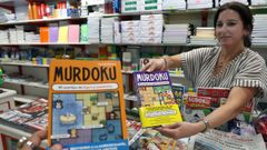 Venta de Murdoku, el libro viral de acertijos de l�gica, en la librer�a Mir�s de Ribeira