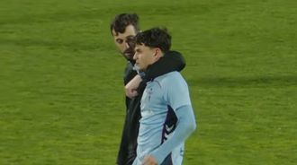<span lang= gl >O adestrador do Celta Xuvenil A, Alberto Su�rez, animando a Anthony Khayat trala derrota ante o Betis.</span>