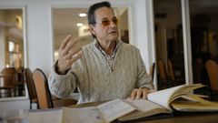 El ingeniero industrial Javier Guilln, con los planos que conserva de los refugios nucleares