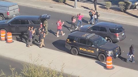 Estudiantes saliendo con las manos en alto tras el tiroteo en la Universidad de Nevada