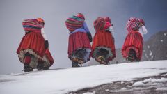 Escaladoras bolivianas vestidas con coloridos trajes tradicionales durante su ascensin al Everest