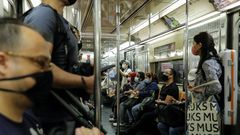 Gente con mascarilla en el metro de Nueva York, en Manhattan
