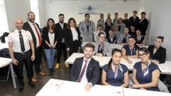 Parte del equipo docente y alumnos de Pro Fly Academy en Santiago, centro al que recurren compa��as a�reas para seleccionar a azafatos y ofrecerles trabajo. Wiz Air, nueva aerol�nea de bajo coste h�ngara contrat� a 21 de ellos en diciembre, sin ir m�s lejos. Tambi�n salieron fichajes de la academia santiaguesa para Emirates, por ejemplo, y otras empresas ya han mostrado su inter�s.