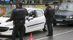 Efectivos de la Polic�a Nacional durante un control del cierre perimetral realizado a principios de este mes