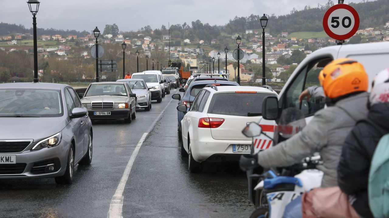 Aparatoso accidente entre un turismo y un autobús en el puente de Pontedeume
