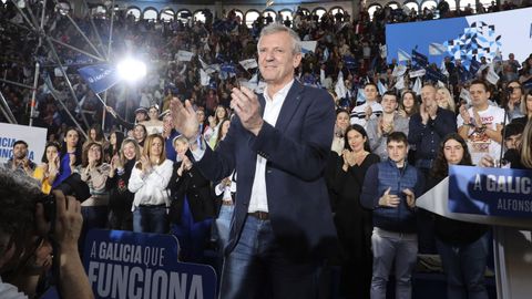 El PP llen la plaza de toros de Pontevedra en un gran mitin al que acudieron miles de personas. Arroparon a Alfonso Rueda, candidato a la Xunta, el lder nacional del partido, Alberto Nez Feijoo, y el expresidente del Gobierno Mariano Rajoy
