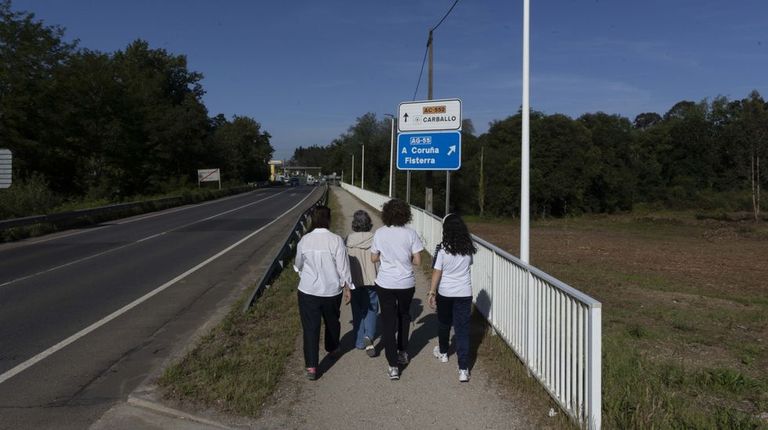 R�O EN MEDIO. Una de las rotondas estar� a un lado del puente de Montecelo, y la otra, al otro. La de Carballo enlazar� con la autov�a, autopista y futura circunvalaci�n. Hay apoyo de la Xunta y el decisivo plan estructurante ya est� aprobado. En breve, las expropiaciones. En la foto, un grupo de caminantes pasaba ayer por la zona