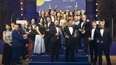 A la izquierda, de traje azulCarlos Carrin, presidente de la bodega, y los enlogos Cayetano Otero y Nuria de la Torre