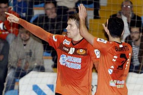 Matamoros, dedicando un gol al Zaragoza a los aficionados del Vista Alegre. 