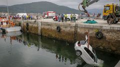 Rescate del coche que cay� al agua en el puerto de Muros y en el que fallecieron dos de sus ocupantes.