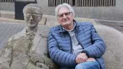 Lpez-Barxas, retratado xunto  homenaxe a Castelao na praza coruesa do Humor. 