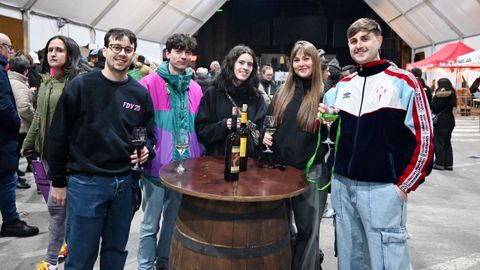 Otro grupo de visitantes en la carpa de la Feira do Vi�o