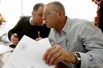Los socialistas Antonio Mi�ones y Manuel Rodr�guez, hablando durante un pleno.