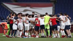Jugadores y cuerpo t�cnico, celebrando el pase a la final