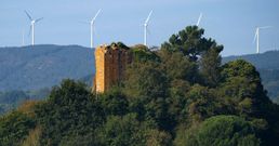 <span lang= es-es >O pouco que queda hoxe en p�</span>. Imaxe actual dos restos da torre de Arcos, cos aeroxeradores do parque e�lico do Monte Faro ao fondo. 