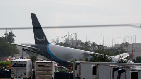 Un avi�n de carga de Amazon se estrella en el aeropuerto de Miami