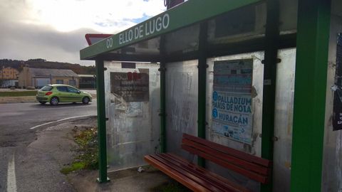 En A Campi�a el bus urbano hace parada en esta instalaci�n de metal verde, uno de los colores m�s utilizados