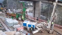 Trabajos para restablecer la circulaci�n en Frieira (Crecente), en la l�nea de ferrocarril del Mi�o