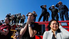 Cientos de personas acudieron a saludar el paso del cortejo f�nebre del ayudante del sheriff que fue tiroteado